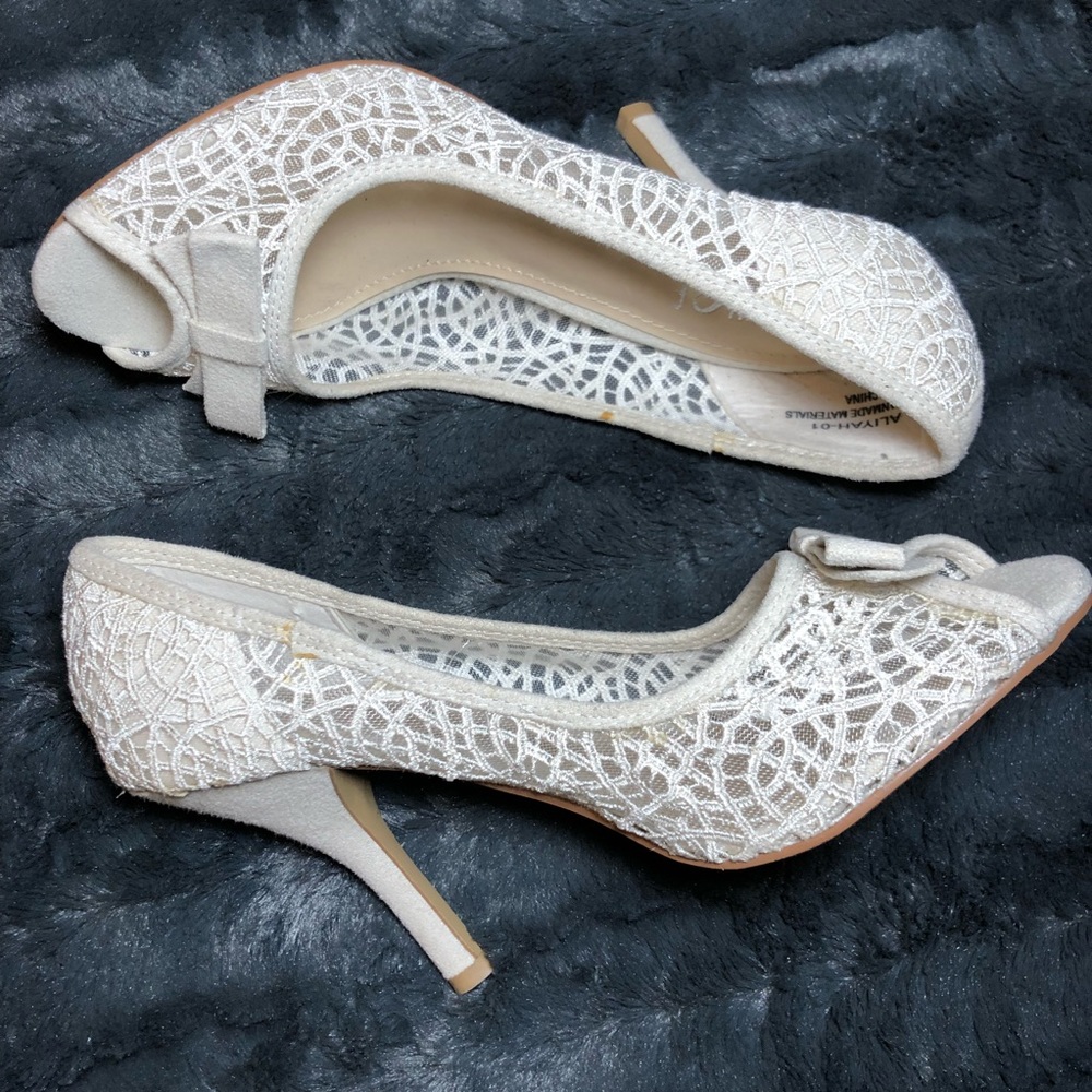 NWT Royce Cream Colored Lace Pumps w/ bow